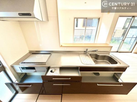 �L�b�`�� ���[�͂̍����V�X�e���L�b�`���ŁA��������H�����������Еt���A�L�X�Ƃ�����Ԃŉ��K�ɗ������y���߂܂��B