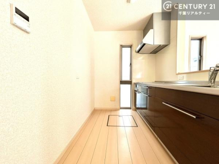 �L�b�`�� ��l�C�̑Ζʎ��V�X�e���L�b�`�����̗p���Ă��܂��I���Ƒ��̃R�~���j�P�[�V���������R�Ƒ�����݌v�ł��B
���q�l�ɂ��ڂ��͂��̂Ŋ������ł��ˁI�L�X�g���ĉ��K�ō�Ƃ��i�݂܂��B