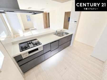 �L�b�`�� ��l�C�̑Ζʎ��V�X�e���L�b�`�����̗p���Ă��܂��I���Ƒ��̃R�~���j�P�[�V���������R�Ƒ�����݌v�ł��B
���q�l�ɂ��ڂ��͂��̂Ŋ������ł��ˁI�L�X�g���ĉ��K�ō�Ƃ��i�݂܂��B