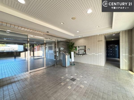 �G���g�����X �z������̗ǂ��G���g�����X�́A���Ƒ��₨�q�l���������}���Ă���܂��B
�����̕�炵�ɐS�n�悳�������炵�Ă�����Ԃł��B