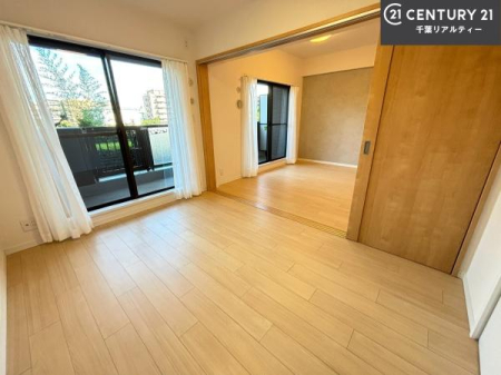 �m�� �o���R�j�[�ɖʂ��Ă���m���ł��B���邭�����肪����A���C����������ł��܂��I���N���āA�O�ɏo�Ĕw�L�т����[�ċz�����ǂ������}������邱�Ƃ��ł��܂��B