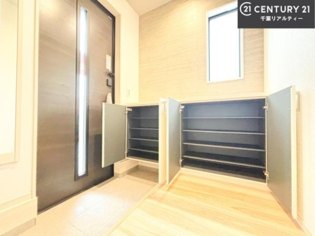 ���� �V���[�Y�{�b�N�X�t���Ȃ̂ŁA���ւ��Еt�����|�������₷���ł��I
�X�b�L���������ւŌ˂��J�����u�ԁA�������̂���S�n������Ԃ��o�}���Ă���܂��B