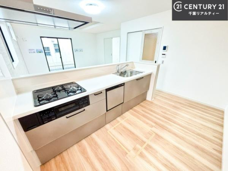 �L�b�`�� ��Ƃ肠�钲���X�y�[�X�ō�Ƃ����₷�����K�ȃL�b�`���ł��I
���q�l�ƈꏏ�ɂ��َq������y���߂�L�X�X�y�[�X�ł��B�y�����������ԂɂȂ肻���ł��ˁI