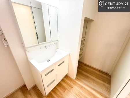 ���ʑ�E���ʏ� �O�ʋ��d�l�̐��ʉ��ϑ���̗p�B�������[�t���̂��߁A�h���C���[�≻�ϕi�Ȃǂ���������Еt�����܂��B���ʑ�܂����L���g���A�����̐g�x�x�����K�ɍs���܂��I