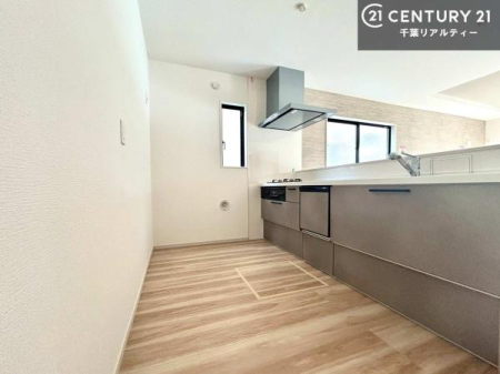 �L�b�`�� ��l�C�̑Ζʎ��V�X�e���L�b�`�����̗p���Ă��܂��I���Ƒ��̃R�~���j�P�[�V���������R�Ƒ�����݌v�ł��B
���q�l�ɂ��ڂ��͂��̂Ŋ������ł��ˁI�L�X�g���ĉ��K�ō�Ƃ��i�݂܂��B