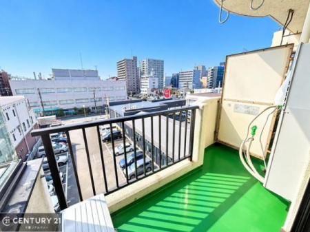 �Z�˂���̒��]�ʐ^ �����������Z��X�̌i�F��]�݂Ȃ���A���E����������m�ۂ��ꂽ���]�B�X���݂�g�߂Ɋ����A�������Ƃ����J�������y���߂܂��B