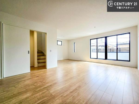 ���r���O �S�n�ǂ����r���O�͉Ƒ������R�ƏW�܂�܂��B�Ƒ��c�R�̎��Ԃ����������ł��B���Ƒ��ƁA����w�[���������Ԃ��߂��������ł��ˁB