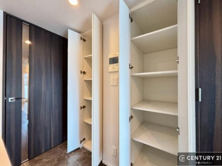 ���� �V���[�Y�{�b�N�X�t���Ȃ̂ŁA���ւ��Еt�����|�������₷���ł��I
�X�b�L���������ւŌ˂��J�����u�ԁA�������̂���S�n������Ԃ��o�}���Ă���܂��B