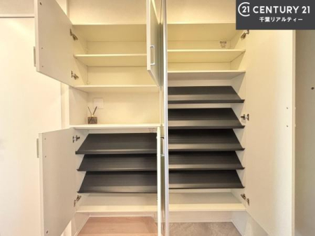 ���� �V���[�Y�{�b�N�X�t���Ȃ̂ŁA���ւ��Еt�����|�������₷���ł��I
�X�b�L���������ւŌ˂��J�����u�ԁA�������̂���S�n������Ԃ��o�}���Ă���܂��B