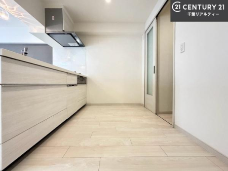 �L�b�`�� ��Ƃ肠�钲���X�y�[�X�ō�Ƃ����₷�����K�ȃL�b�`���ł��I
���q�l�ƈꏏ�ɂ��َq������y���߂�L�X�X�y�[�X�ł��B�y�����������ԂɂȂ肻���ł��ˁI