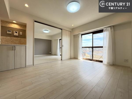 ���r���O ��؂ȉƑ����W�܂邩�炱��LDK�ɂ͂�����肽���B
�q�����������C�ɏ΂��Ȃ��瑖�����Ă���p�����������u�L���Ƃɂ��ėǂ������v�Ǝv���u�Ԃł��B
