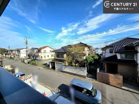 �Z�˂���̒��]�ʐ^ �����������Z��X�̌i�F��]�݂Ȃ���A���E����������m�ۂ��ꂽ���]�B�X���݂�g�߂Ɋ����A�������Ƃ����J�������y���߂܂��B