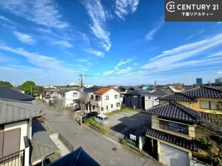 �Z�˂���̒��]�ʐ^ �����������Z��X�̌i�F��]�݂Ȃ���A���E����������m�ۂ��ꂽ���]�B�X���݂�g�߂Ɋ����A�������Ƃ����J�������y���߂܂��B