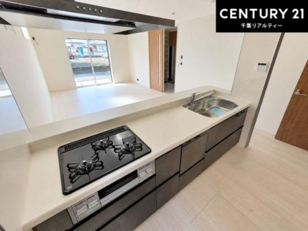 �L�b�`�� ��l�C�̑Ζʎ��V�X�e���L�b�`�����̗p���Ă��܂��I���Ƒ��̃R�~���j�P�[�V���������R�Ƒ�����݌v�ł��B
���q�l�ɂ��ڂ��͂��̂Ŋ������ł��ˁI�L�X�g���ĉ��K�ō�Ƃ��i�݂܂��B