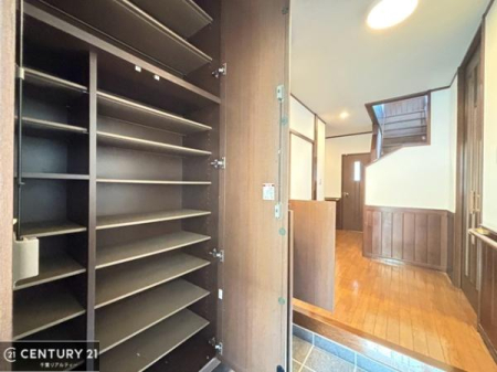 ���� �V���[�Y�{�b�N�X�t���Ȃ̂ŁA���ւ��Еt�����|�������₷���ł��I
�X�b�L���������ւŌ˂��J�����u�ԁA�������̂���S�n������Ԃ��o�}���Ă���܂��B