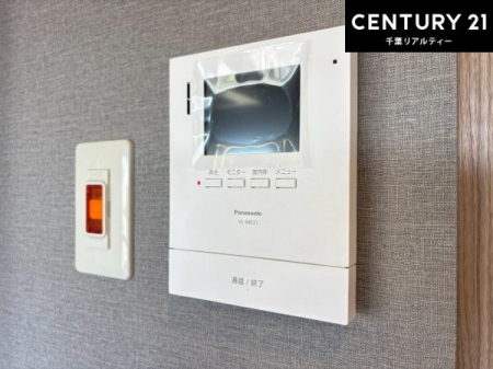 ���̑����� TV���j�^�[�t���C���^�[�z��������A�K��҂��f���Ŋm�F���Ă���Ή��ł��邽�߁A�h�Ɩʂ����S�ł��B���q�l�̂�����Ԏ��ɂ��S�����A���Ƒ��̈��S�E���S�ȕ�炵���T�|�[�g���܂��B