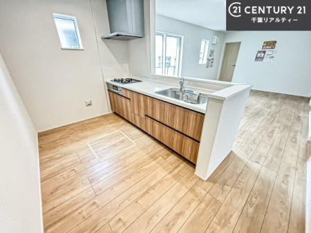 �L�b�`�� ��Ƃ肠�钲���X�y�[�X�ō�Ƃ����₷�����K�ȃL�b�`���ł��I
���q�l�ƈꏏ�ɂ��َq������y���߂�L�X�X�y�[�X�ł��B�y�����������ԂɂȂ肻���ł��ˁI