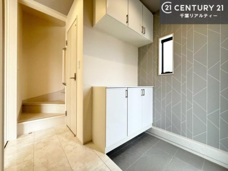 ���� ���ւ̃V���[�Y�{�b�N�X�́A���[�͗ǍD�ŌC���������萮���ł��邾���łȂ��A�㕔������I�Ƃ��Ċ��p�\�B���C�ɓ���̏�����O���[����u���΁A���q���}���邨�����ȋ�ԂɎd�オ��܂��I