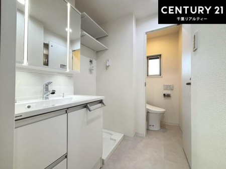 ���ʑ�E���ʏ� �O�ʋ��d�l�̐��ʉ��ϑ���̗p�B�������[�t���̂��߁A�h���C���[�≻�ϕi�Ȃǂ���������Еt�����܂��B���ʑ�܂����L���g���A�����̐g�x�x�����K�ɍs���܂��I
