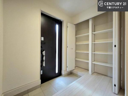 ���� �V���[�Y�{�b�N�X�t���Ȃ̂ŁA���ւ��Еt�����|�������₷���ł��I
�X�b�L���������ւŌ˂��J�����u�ԁA�������̂���S�n������Ԃ��o�}���Ă���܂��B