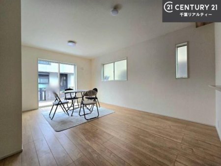 ���r���O �傫�ȑ�����z�����������ށA���邭�S�n�悢���r���O�B�O�̖��邳�������܂Ŏ�荞�ނ��ƂŁA�J�����̂���L�т₩�ȏZ��Ԃ����o���Ă��܂��B