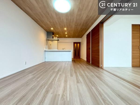 ���r���O ��؂ȉƑ����W�܂邩�炱��LDK�ɂ͂�����肽���B
�q�����������C�ɏ΂��Ȃ��瑖�����Ă���p�����������u�L���Ƃɂ��ėǂ������v�Ǝv���u�Ԃł��B
