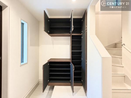 ���� �V���[�Y�{�b�N�X�t���Ȃ̂ŁA���ւ��Еt�����|�������₷���ł��I
�X�b�L���������ւŌ˂��J�����u�ԁA�������̂���S�n������Ԃ��o�}���Ă���܂��B
