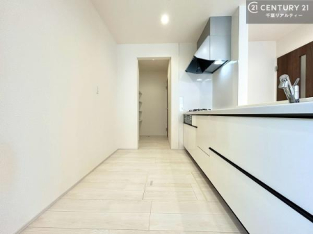 �L�b�`�� ��Ƃ肠�钲���X�y�[�X�ō�Ƃ����₷�����K�ȃL�b�`���ł��I
���q�l�ƈꏏ�ɂ��َq������y���߂�L�X�X�y�[�X�ł��B�y�����������ԂɂȂ肻���ł��ˁI