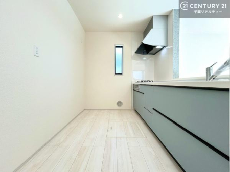 �L�b�`�� ��Ƃ肠�钲���X�y�[�X�ō�Ƃ����₷�����K�ȃL�b�`���ł��I
���q�l�ƈꏏ�ɂ��َq������y���߂�L�X�X�y�[�X�ł��B�y�����������ԂɂȂ肻���ł��ˁI