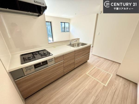 �L�b�`�� ��l�C�̑Ζʎ��V�X�e���L�b�`�����̗p���Ă��܂��I���Ƒ��̃R�~���j�P�[�V���������R�Ƒ�����݌v�ł��B
���q�l�ɂ��ڂ��͂��̂Ŋ������ł��ˁI�L�X�g���ĉ��K�ō�Ƃ��i�݂܂��B