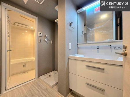 ���ʑ�E���ʏ� �O�ʋ��d�l�̐��ʉ��ϑ���̗p�B�������[�t���̂��߁A�h���C���[�≻�ϕi�Ȃǂ���������Еt�����܂��B���ʑ�܂����L���g���A�����̐g�x�x�����K�ɍs���܂��I
