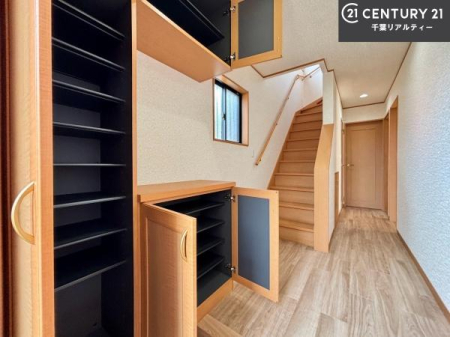 ���� �V���[�Y�{�b�N�X�t���Ȃ̂ŁA���ւ��Еt�����|�������₷���ł��I
�X�b�L���������ւŌ˂��J�����u�ԁA�������̂���S�n������Ԃ��o�}���Ă���܂��B