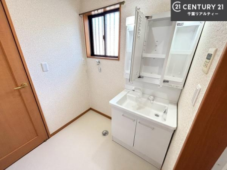 ���ʑ�E���ʏ� �O�ʋ��d�l�̐��ʉ��ϑ���̗p�B�������[�t���̂��߁A�h���C���[�≻�ϕi�Ȃǂ���������Еt�����܂��B���ʑ�܂����L���g���A�����̐g�x�x�����K�ɍs���܂��I
