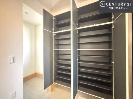 ���� �V���[�Y�{�b�N�X�t���Ȃ̂ŁA���ւ��Еt�����|�������₷���ł��I
�X�b�L���������ւŌ˂��J�����u�ԁA�������̂���S�n������Ԃ��o�}���Ă���܂��B