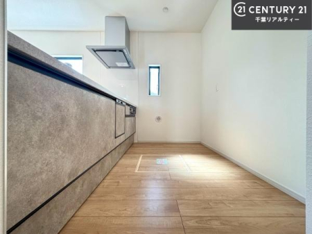 �L�b�`�� ��l�C�̑Ζʎ��V�X�e���L�b�`�����̗p���Ă��܂��I���Ƒ��̃R�~���j�P�[�V���������R�Ƒ�����݌v�ł��B
���q�l�ɂ��ڂ��͂��̂Ŋ������ł��ˁI�L�X�g���ĉ��K�ō�Ƃ��i�݂܂��B