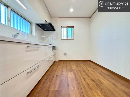 �L�b�`�� ��Ƃ肠�钲���X�y�[�X�ō�Ƃ����₷�����K�ȃL�b�`���ł��I
���q�l�ƈꏏ�ɂ��َq������y���߂�L�X�X�y�[�X�ł��B�y�����������ԂɂȂ肻���ł��ˁI