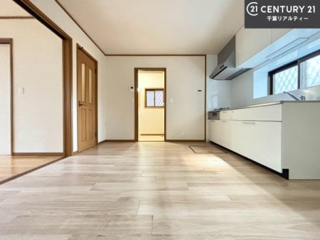 �L�b�`�� ��Ƃ肠�钲���X�y�[�X�ō�Ƃ����₷�����K�ȃL�b�`���ł��I
���q�l�ƈꏏ�ɂ��َq������y���߂�L�X�X�y�[�X�ł��B�y�����������ԂɂȂ肻���ł��ˁI