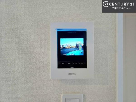 ���̑����� TV���j�^�[�t���C���^�[�z��������A�K��҂��f���Ŋm�F���Ă���Ή��ł��邽�߁A�h�Ɩʂ����S�ł��B���q�l�̂�����Ԏ��ɂ��S�����A���Ƒ��̈��S�E���S�ȕ�炵���T�|�[�g���܂��B