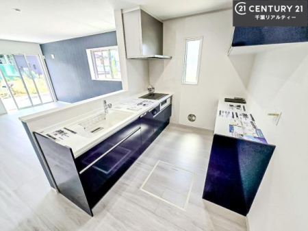 �L�b�`�� �J�b�v�{�[�h�t���̃L�b�`���ł��B
�L�b�`���͉����ƃK�`���K�`���������ł��B�d�q�����W�␆�ъ���u���܂����A��������̐H��͒I�Ɏ��[���\�ł��B