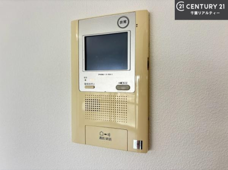 ���̑����� TV���j�^�[�t���C���^�[�z��������A�K��҂��f���Ŋm�F���Ă���Ή��ł��邽�߁A�h�Ɩʂ����S�ł��B���q�l�̂�����Ԏ��ɂ��S�����A���Ƒ��̈��S�E���S�ȕ�炵���T�|�[�g���܂��B