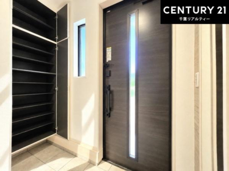 ���� ���ւ̃V���[�Y�{�b�N�X�́A���[�͗ǍD�ŌC���������萮���ł��邾���łȂ��A�㕔������I�Ƃ��Ċ��p�\�B���C�ɓ���̏�����O���[����u���΁A���q���}���邨�����ȋ�ԂɎd�オ��܂��I