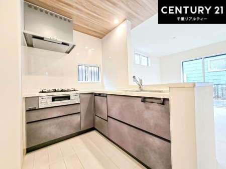 �L�b�`�� ��Ƃ肠�钲���X�y�[�X�ō�Ƃ����₷�����K�ȃL�b�`���ł��I
���q�l�ƈꏏ�ɂ��َq������y���߂�L�X�X�y�[�X�ł��B�y�����������ԂɂȂ肻���ł��ˁI