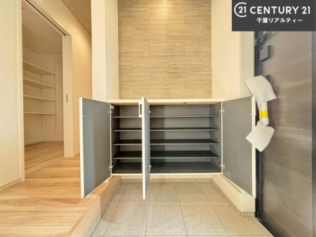 ���� �V���[�Y�{�b�N�X�t���Ȃ̂ŁA���ւ��Еt�����|�������₷���ł��I
�X�b�L���������ւŌ˂��J�����u�ԁA�������̂���S�n������Ԃ��o�}���Ă���܂��B