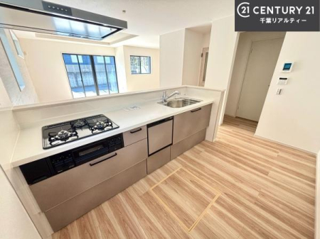�L�b�`�� ��Ƃ肠�钲���X�y�[�X�ō�Ƃ����₷�����K�ȃL�b�`���ł��I
���q�l�ƈꏏ�ɂ��َq������y���߂�L�X�X�y�[�X�ł��B�y�����������ԂɂȂ肻���ł��ˁI