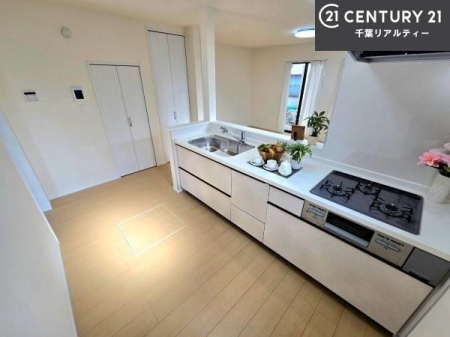 �L�b�`�� ��Ƃ肠�钲���X�y�[�X�ō�Ƃ����₷�����K�ȃL�b�`���ł��I
���q�l�ƈꏏ�ɂ��َq������y���߂�L�X�X�y�[�X�ł��B�y�����������ԂɂȂ肻���ł��ˁI