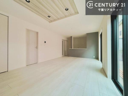 ���r���O ��؂ȉƑ����W�܂邩�炱��LDK�ɂ͂�����肽���B
�q�����������C�ɏ΂��Ȃ��瑖�����Ă���p�����������u�L���Ƃɂ��ėǂ������v�Ǝv���u�Ԃł��B