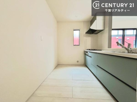 �L�b�`�� ��Ƃ����₷���V�X�e���L�b�`���ł��I���[���t���Ă���̂ŁA�����X�y�[�X�ɕ���u���Ȃ��čς݂܂��I
�L�X�g���āA���K�ɍ�Ƃ��ł��܂��I