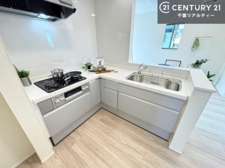 �L�b�`�� L���^�ΖʃL�b�`�����̗p�B��ƃX�y�[�X���L���m�ۂ��Ȃ���A���r���O�ւ̖��͂˂⒲�����̎����ɂ��z�����ꂽ�g������̗ǂ���Ԃł��B