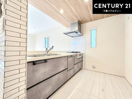 �L�b�`�� ��Ƃ肠�钲���X�y�[�X�ō�Ƃ����₷�����K�ȃL�b�`���ł��I
���q�l�ƈꏏ�ɂ��َq������y���߂�L�X�X�y�[�X�ł��B�y�����������ԂɂȂ肻���ł��ˁI