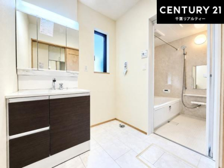 ���ʑ�E���ʏ� �V���[�Y�{�b�N�X�t���Ȃ̂ŁA���ւ��Еt�����|�������₷���ł��I
�X�b�L���������ւŌ˂��J�����u�ԁA�������̂���S�n������Ԃ��o�}���Ă���܂��B